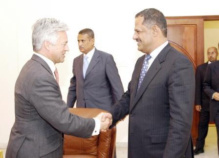 د. مجور لدى استقباله وزير الدولة لشؤون التنمية الدولية بالمملكة المتحدة أمس